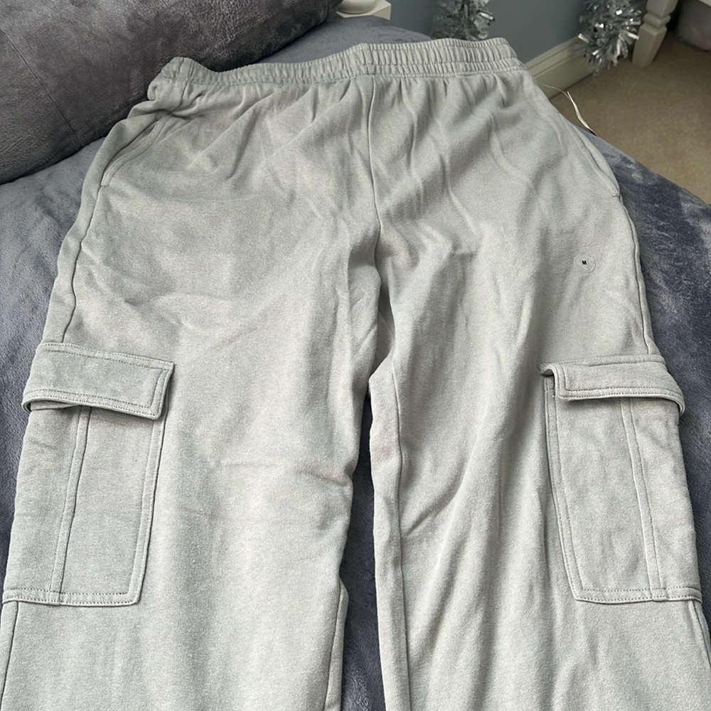 Sage green cargo sweatpantss M